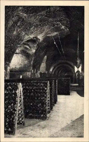 Ak Epernay Marne, Champagne Moet et Chandon, Vins sur pupitre durant le remuage, Weinkeller
