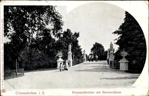 Ak Crimmitschau in Sachsen, Bismarckbrücke und Bismarckhain, spazierende Damen