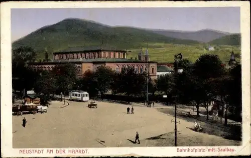 Ak Neustadt an der Haardt Neustadt an der Weinstraße, Bahnhofplatz, Saalbau