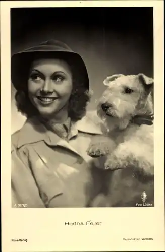 Ak Schauspielerin Hertha Feiler, Portrait mit Terrier, Hund, Ross Verlag A 3077/2