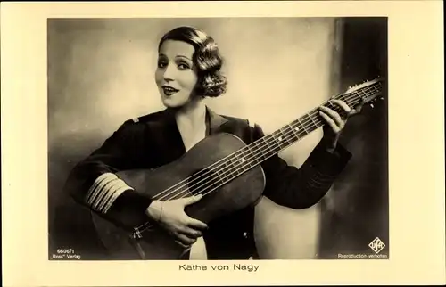 Ak Schauspielerin Käthe von Nagy, Portrait mit Gitarre