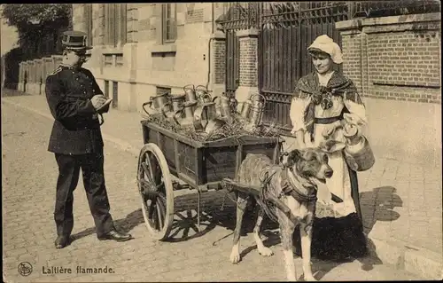 Ak Laitiere flamande, Milchmädchen mit Hundekarren, Polizist