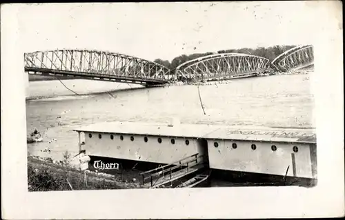 Foto Ak Toruń Thorn Westpreußen, Flusspartie, Zerstörte Brücke