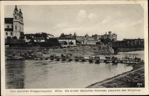 Ak Vilnius Wilna Litauen, Östlicher Kriegsschauplatz, erste deutsche Kolonnen passieren den Fluss