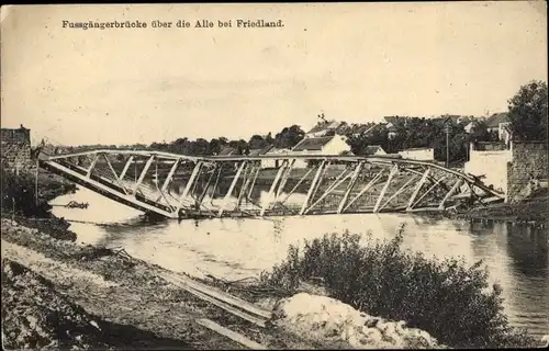 Ak Prawdinsk Friedland Ostpreußen, Fußgängerbrücke über die Allee, Kriegszerstörungen, I WK