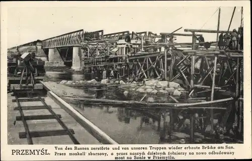 Ak Przemyśl Polen, Von den Russen zerstörte und wiederaufgebaute Brücke am San, I WK