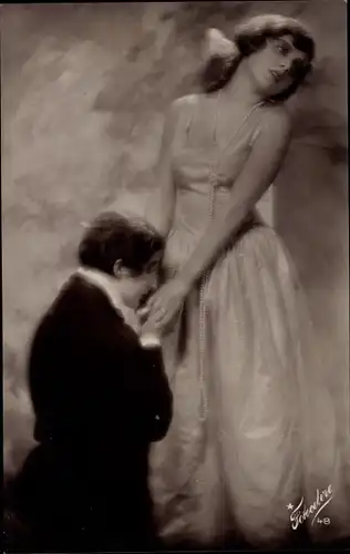 Foto Ak Theaterszene, Kniender Mann, Frau in weißem Kleid, Kuss
