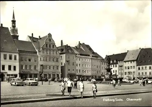 Ak Freiberg in Sachsen, Obermarkt, Brunnen, Passanten