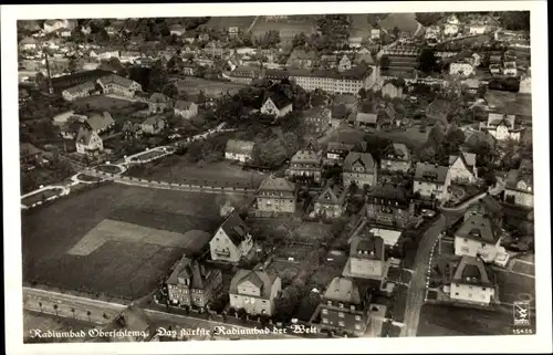Ak Oberschlema Bad Schlema im Erzgebirge Sachsen, Fliegeraufnahme vom Ort, Klinke & Co 15455