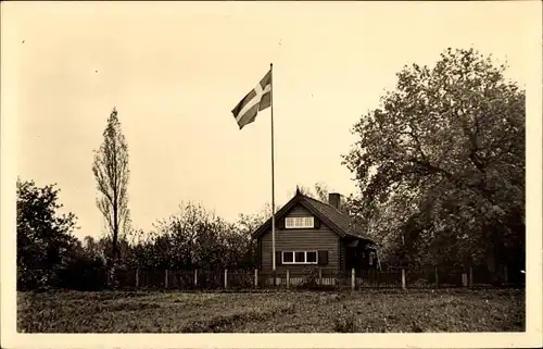 Ak Lützen im Burgenlandkreis, Schwedisches Blockhaus bei der Gustav-Adolf-Kapelle, Fahne