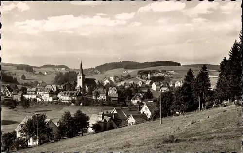 Ak Schonach im Schwarzwald, Panorama über den Ort, Kirche