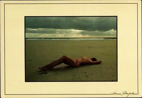 Ak Nackte Frau am Strand, Frauenakt, Regenwolken, FKK