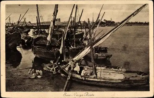 Ak Suez Ägypten, Cargo Boats, Frachtboote am Ufer