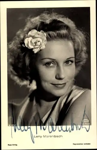 Ak Schauspielerin Leny Marenbach, Portrait mit Blume im Haar, Bavaria Filmkunst, Autogramm