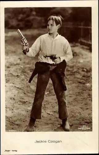 Ak Schauspieler Jackie Coogan, Portrait als Cowboy mit Revolver, Filmszene