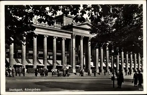 Ak Stuttgart, Passanten vor dem Königsbau