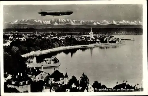 Ak Friedrichshafen am Bodensee, Zeppelin über der Stadt, Kirchturm