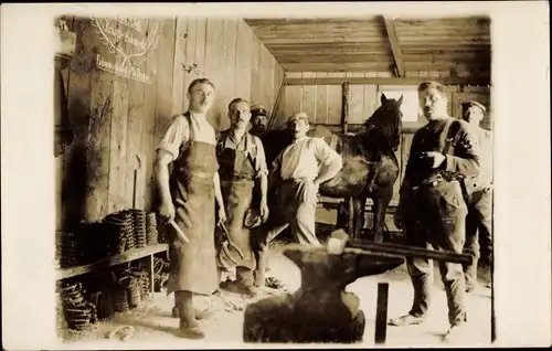 Foto Ak Schmied, Hufschmied, Amboss, Pferd, Hufeisen, Pferdestall