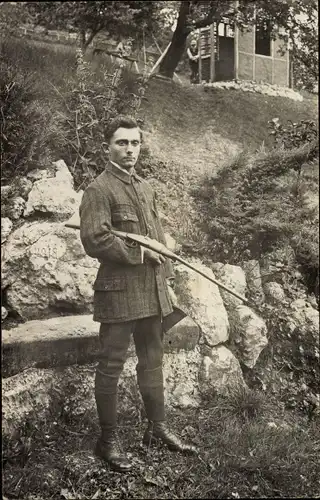 Foto Ak Standportrait eines Mannes, Gewehr