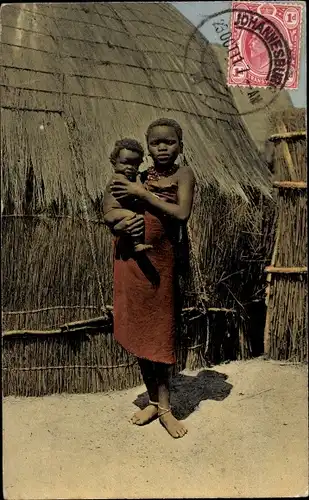 Ak Afrikaner, Geschwister, Mädchen mit jüngerem Bruder, Strohhütte