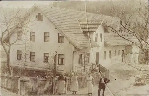 Foto Ak Döpshofen Gessertshausen in Schwaben, Personen vor einem Bauernhaus