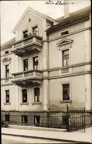 Foto Ak Augsburg in Schwaben, Straßenpartie mit Wohnhaus