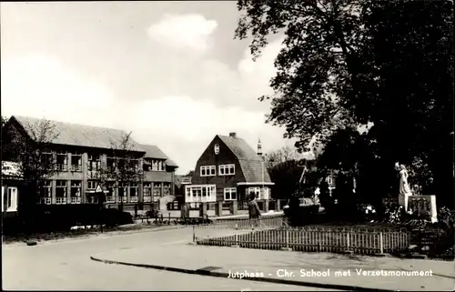 Ak Jutphaas Utrecht Niederlande, Chr. School met Verzetsmonument