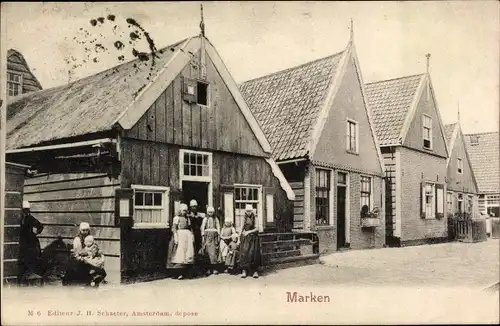 Ak Marken Nordholland, Alte Wohnhäuser, Frauen vor einem Haus