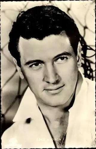 Ak Schauspieler Rock Hudson, Portrait, Flammen über Afrika