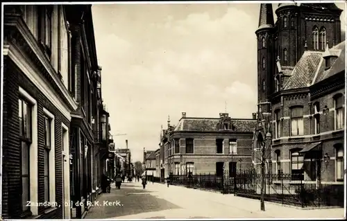 Ak Zaandam Zaanstad Nordholland, Bij de R. K. Kerk