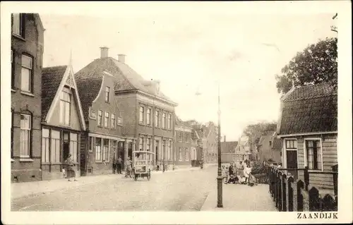 Ak Zaandijk Nordholland, Straßenpartie, Passanten, Häuser