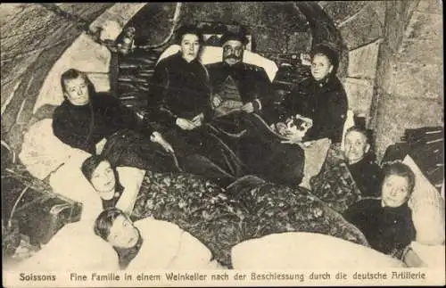 Ak Soissons Aisne, Familie in einem Weinkeller nach der Beschießung durch die deutsche Artillerie