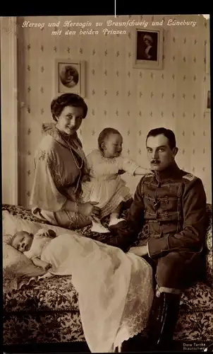 Ak Ernst August zu Braunschweig und Lüneburg, Herzogin Viktoria Luise, Erbprinz, Prinz Georg Wilhelm