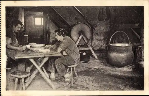 Ak Berghütte, zwei Männer am Tisch