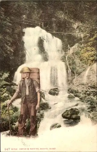 Ak Schweiz, Mann in Tracht mit Rucksack, Wasserfall, Pfeiffe, Neuchatel