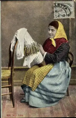 Ak Malta, Lace, Malteserin beim Klöppeln, Tracht