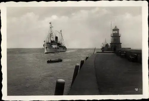 Foto Emden in Ostfriesland, Seebäderdampfer Rheinland in der Hafeneinfahrt, Leuchtturm