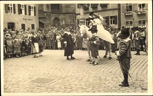 Foto Ak Dinkelsbühl in Mittelfranken, Festspiel, Szene auf dem Marktplatz