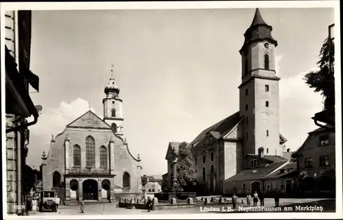 Ak Lindau am Bodensee Schwaben, Neptunbrunnen am Marktplatz, Kirche