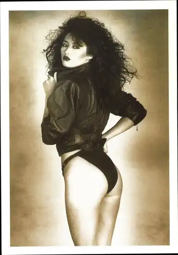 Ak Dunkelhaarige Frau in schwarzer Unterwäsche, Erotik