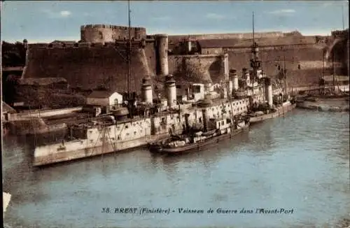 Ak Brest Finistère, Vaisseau de Guerre dans l'Avant Port