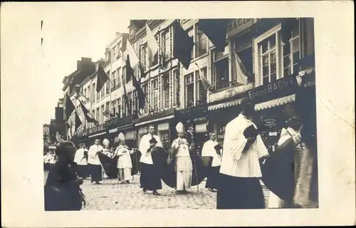 Foto Ak Namur Wallonien, Geistliche im Festzug, Prozession