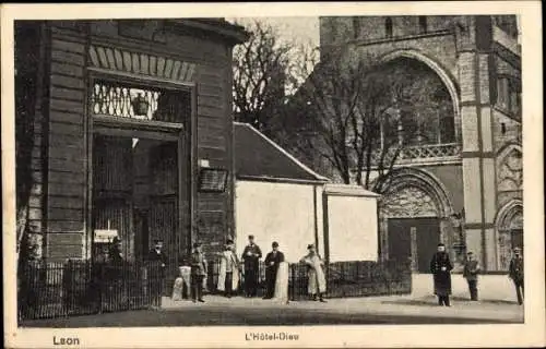 Ak Laon Aisne, L'Hôtel Dieu, Französisches Militär vor einer Kirche