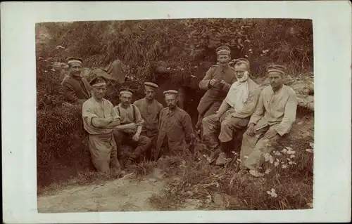 Foto Ak Deutsche Soldaten im Felde in Russland, Unterstand, Rasur