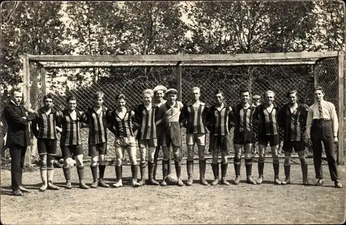 Foto Ak Weilheim Oberbayern, Fußballmannschaft vor dem Tor