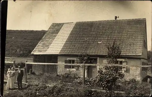 Foto Ak Haiming in Oberbayern, Familie vor einem Wohnhaus