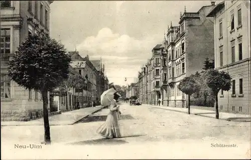 Ak Neu Ulm in Schwaben, Schützenstraße, Frau mit Schirm