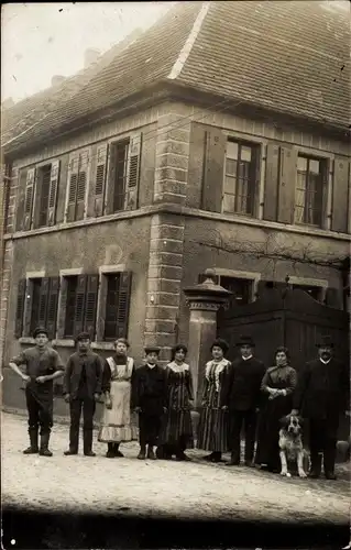 Foto Ak Bobingen in Schwaben, Personen und Bernhardiner vor einem Wohnhaus