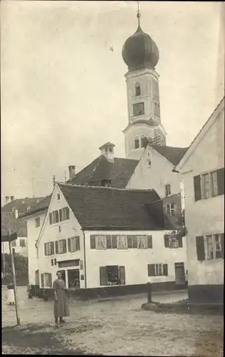 Foto Ak Waal in Schwaben, Straßenpartie mit Blick zur Pfarrkirche, Thea Lange ?