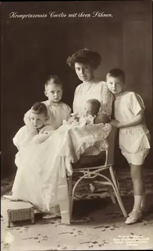 Ak Kronprinzessin Cecilie von Preußen mit ihren Söhnen